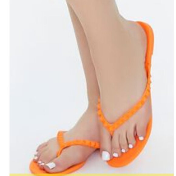 NWT Size 8 wild diva lounge thongs orange studded sandals soft rubber brand new - Picture 1 of 4